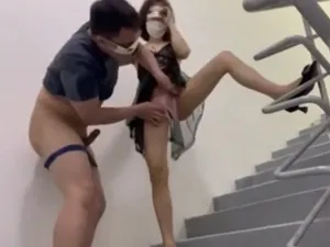 Hai bà xã ông xã xxx trên cầu thang cực phê