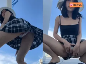 Bạn gái dâm đi đi chơi nhưng cũng không quên quay clip show thằng nhỏ cho fans xem