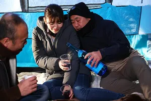 Chồng ngu ngục để người vợ đi cắm trại với hàng xóm