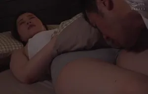 3 ngày người chồng đi công tác, người vợ ở nhà nữa đêm bị bố gã chồng mò vào phòng