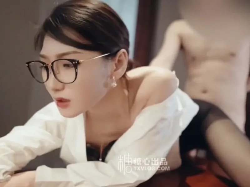 Vào phòng riêng được cấp trên nữ dâm đãng bú buồi cho