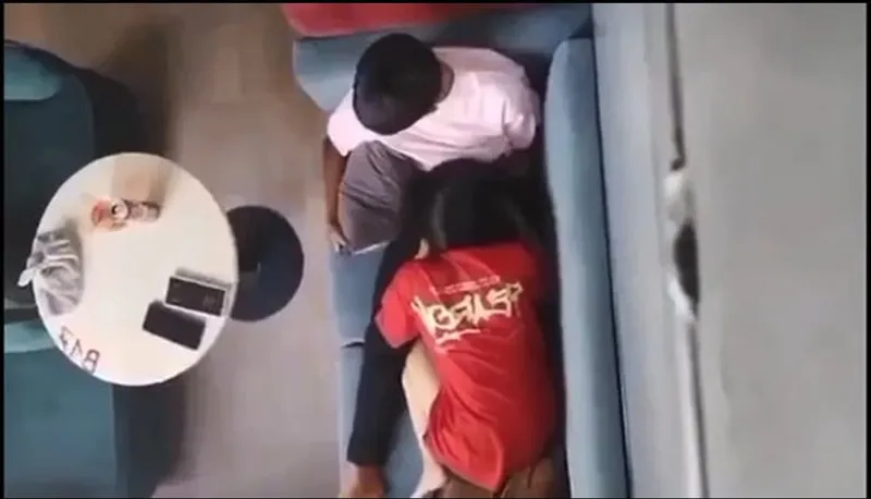 Quay lén em ghệ liếm bú cho bạn gái nơi công cộng