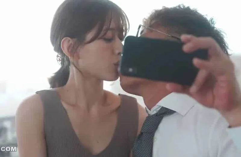 Thấy vợ yêu hơi lạ, anh xã xem điện thoại cô vợ và thấy cảnh xoạc với cấp trên của mình