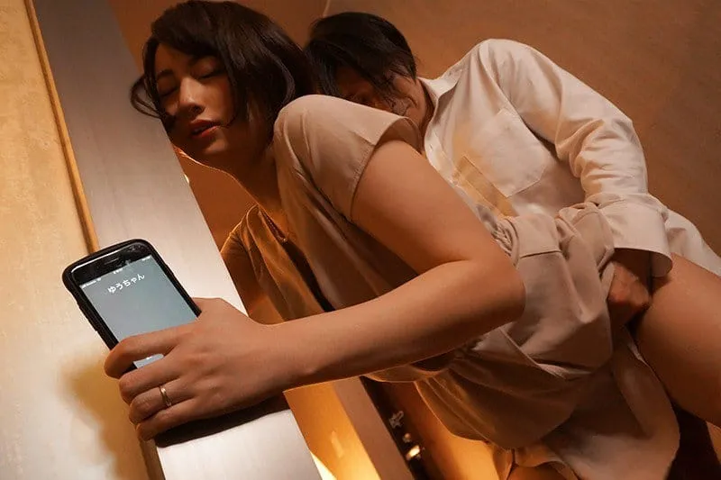Người vợ đi họp lớp rồi địt với nyc mặc cho người chồng ở nhà chờ