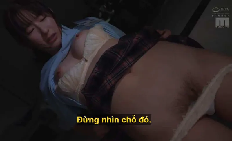 Ông sếp mưu tính "lên giường" với em nhân viên kiêu kỳ lười nhác, suốt ngày chỉ chăm chăm nhắn tin yêu đương.